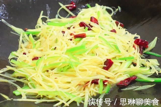 炒土豆丝前,用水冲洗就错了40年大厨教你3大技巧,脆爽不粘锅