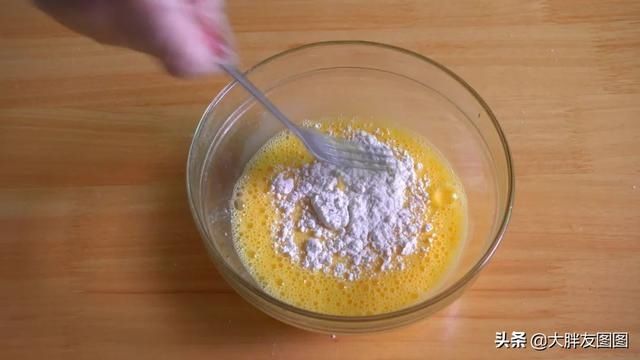 没秤,没打蛋器,没烤箱,如何做出蓬松的无油蛋糕?