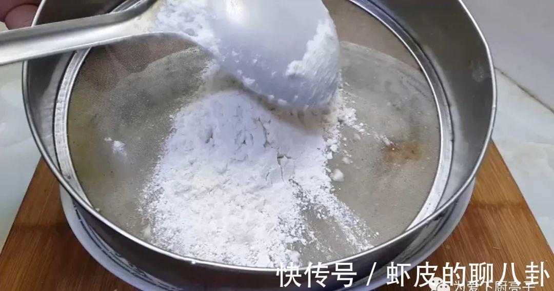 第一次用电饼铛做蛋糕,没想到这么简单,孩子说比卖的香,真解馋