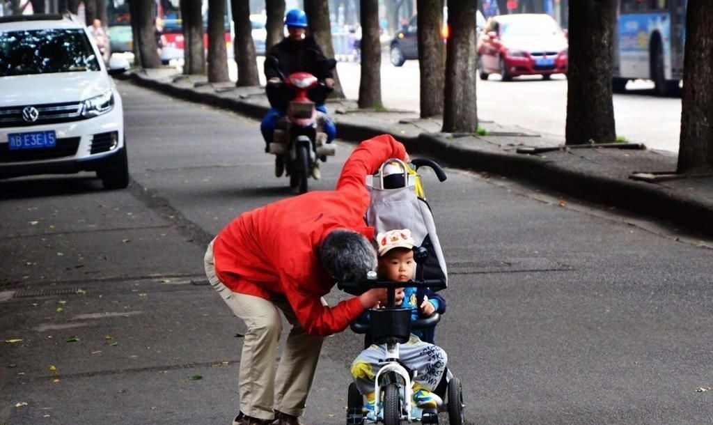 外孙|“新型啃老”正在啃掉父母的棺材本,父母毫无察觉,反夸孩子孝顺