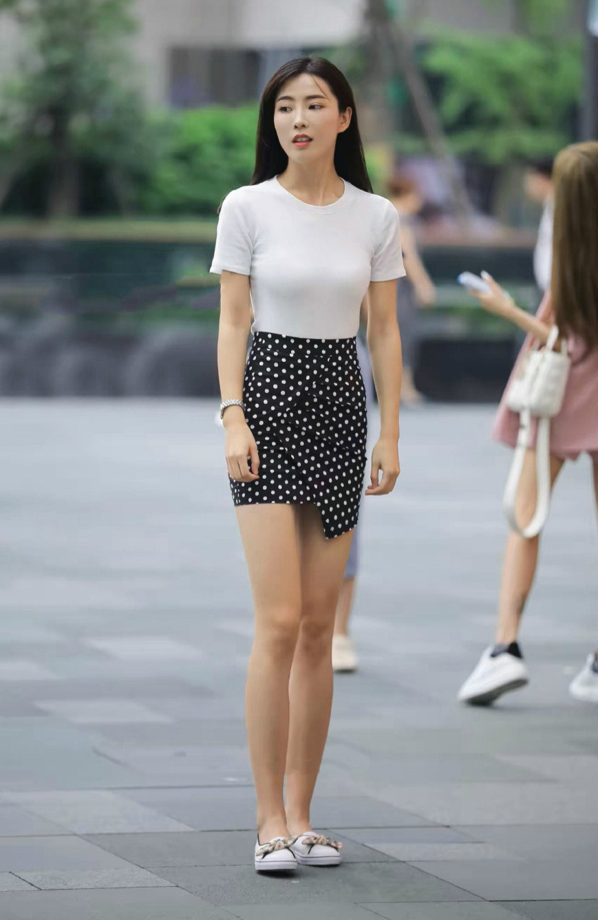 街拍年轻女生就是会穿,波点短裙搭配白色T恤,清爽减龄又俏皮