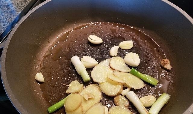 以后海鲜就这样吃,不油炸不清蒸,香气四溢,上桌连汤汁都不剩!