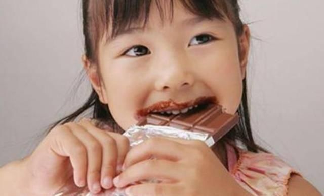 我们的孩子正在被“催熟”,这些黑名单零食,家长们尽量别买