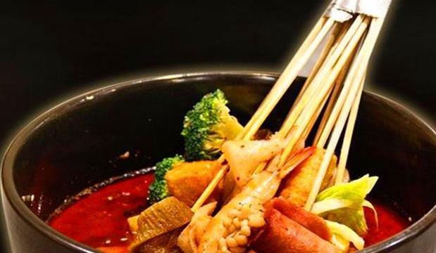 青睐|街角李叔的串串小店,凭借酱香菜多深受吃货们的青睐,想吃早点来