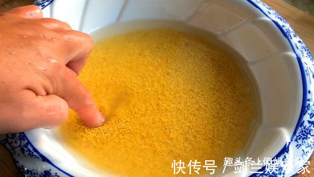 熬小米粥时，有人加油、有人加碱都不对！教你正确做法，太香了