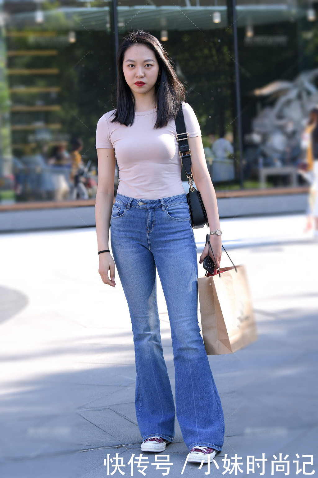 时尚|街拍:身材好就是任性,休闲“微喇裤”搭配打底衫,照样时尚有魅力!