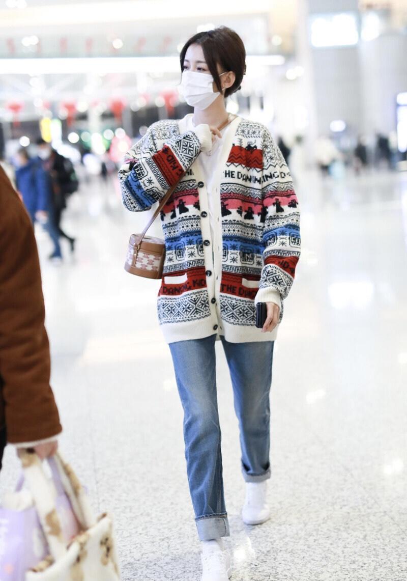 孙怡美得让人心动,开衫搭配牛仔裤走机场高挑纤瘦,显得年轻貌美