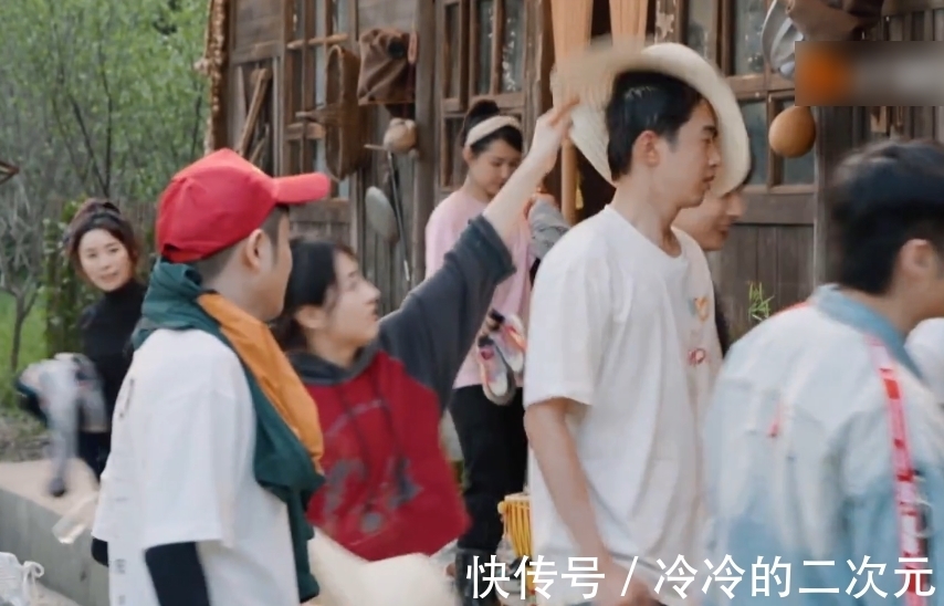 蘑菇|嘉賓們圍坐休息,張子楓卻和梁靖康單獨聊天,這對CP戲外有點甜