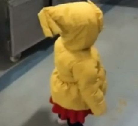 妈妈|2岁宝宝想妈妈了,爸爸凌晨带她去找上夜班的妈妈,场面真催泪