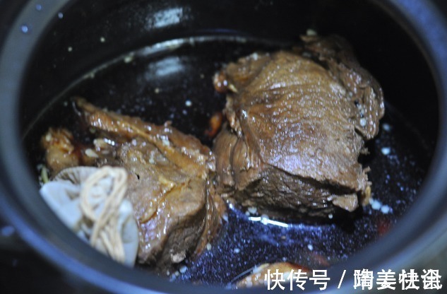 做酱牛肉，只需4种调料，牢记关键3步，牛肉酱香红润，酥烂不塞牙