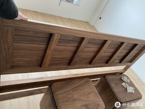 装修|实木盲盒:黑胡桃床和床头柜