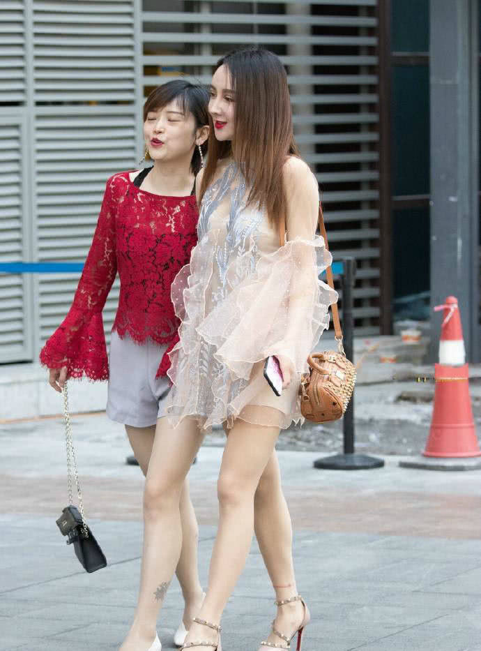 街拍打扮穿着成熟妩媚的小姐姐,穿着时尚苗条靓丽,很动人