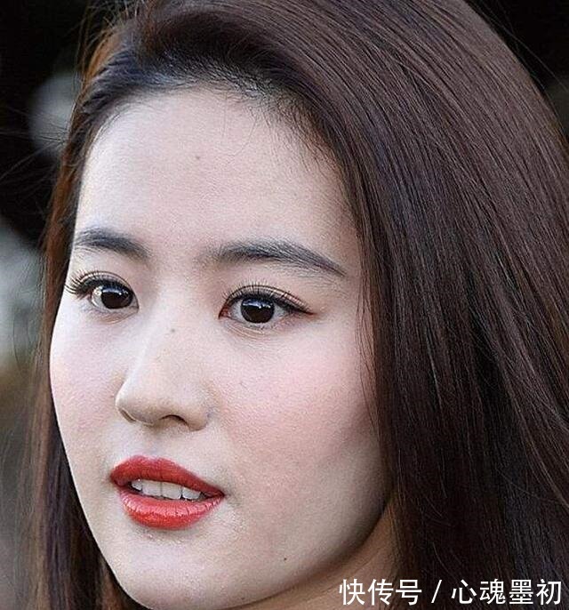 妆容 为何画底妆时要使用粉底刷起初不以为然,看到效果后却恍然明了!