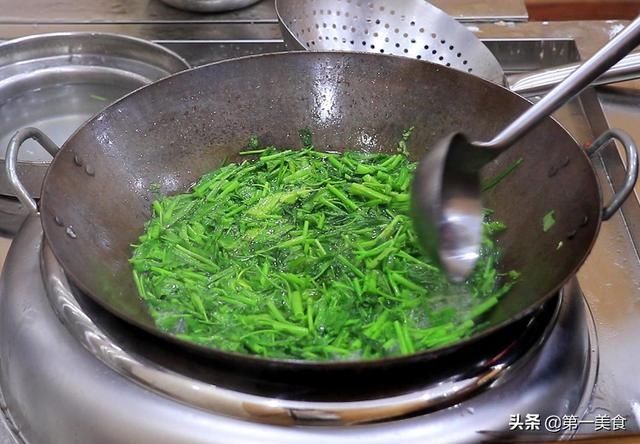 厨师长|爆炒空心菜不发黑的技巧,用厨师长的做法,在家做出饭店的味道