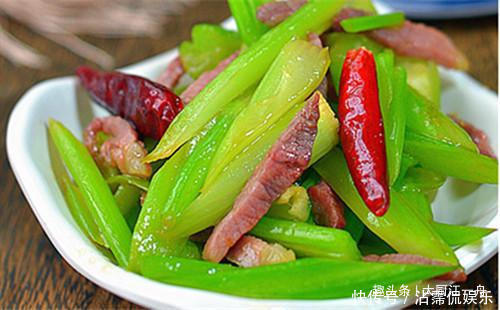 后将|芹菜炒腊肉,先炒芹菜还是先炒腊肉大厨都不对,难怪不好吃