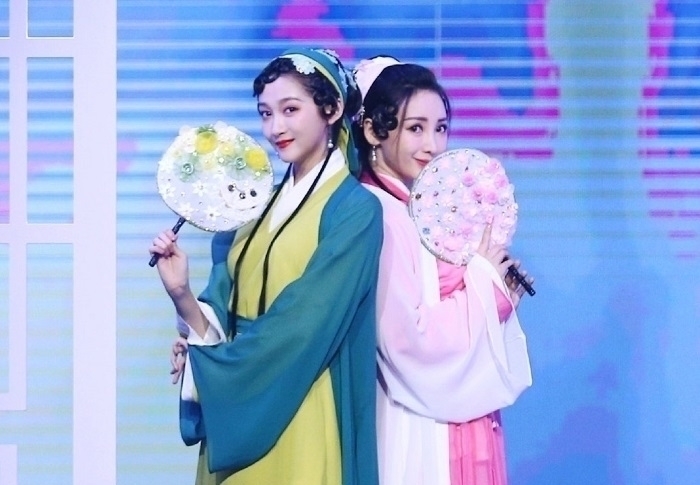 关晓彤豁出去了，大胆尝试青蛇造型，网友：我选白蛇！