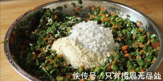 玉米面|不和面不揉面,教你懒人韭菜玉米面饼,8分钟熟透,上桌就扫光