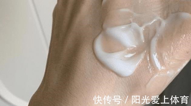 涂面霜 天热还用不用涂面霜总有女人搞错,难怪皮肤一直很差!