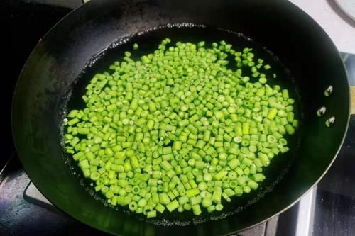 角丁|夏季，辣椒茄子靠边站，最该吃它，买来切丁裹上面粉煎一煎，真香