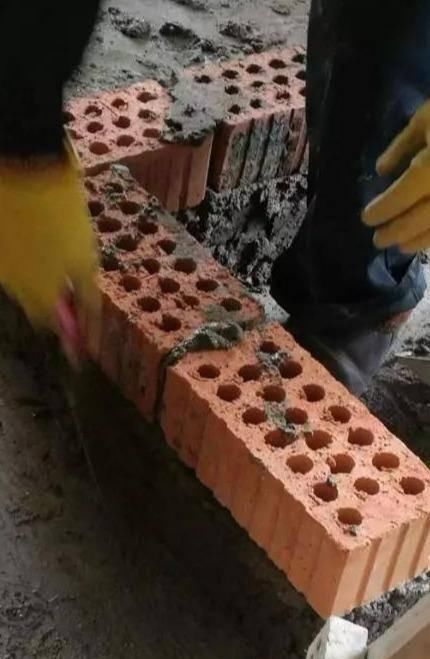 墙体|师傅在卫生间砌了半堵墙,邻居看后竟赖着不走,非要师傅去她家装