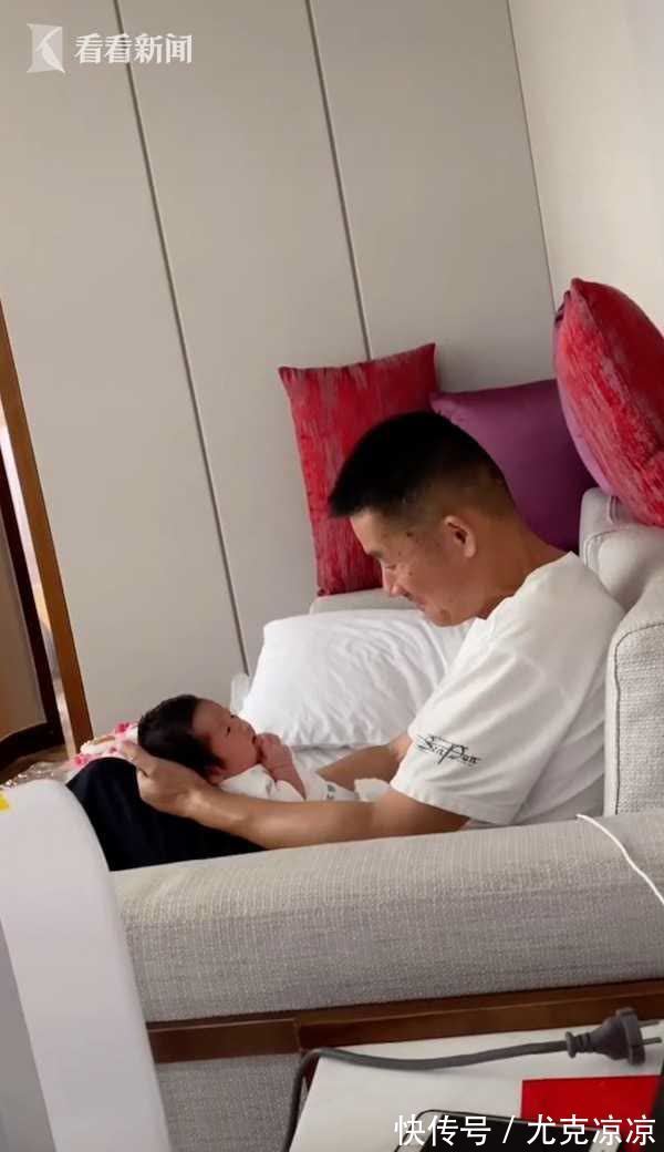 抱娃|笑翻!爸爸刚抱起满月女儿 爷爷奶奶排队''抢娃''