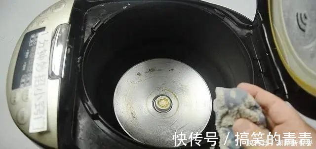 饭锅|电饭锅一地方不洗,等于吃细菌,教你用一个方法,洗得干净还放心