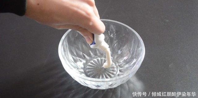 擦玻璃，不要用洗涤剂，家政阿姨教我一招，干净透明不落灰