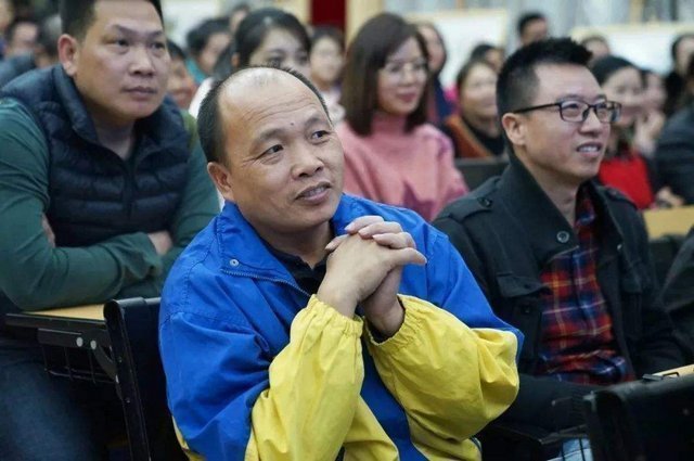 你是谁|孩子有没有出息,从父母的言行里就能看出,你家是哪类家庭?