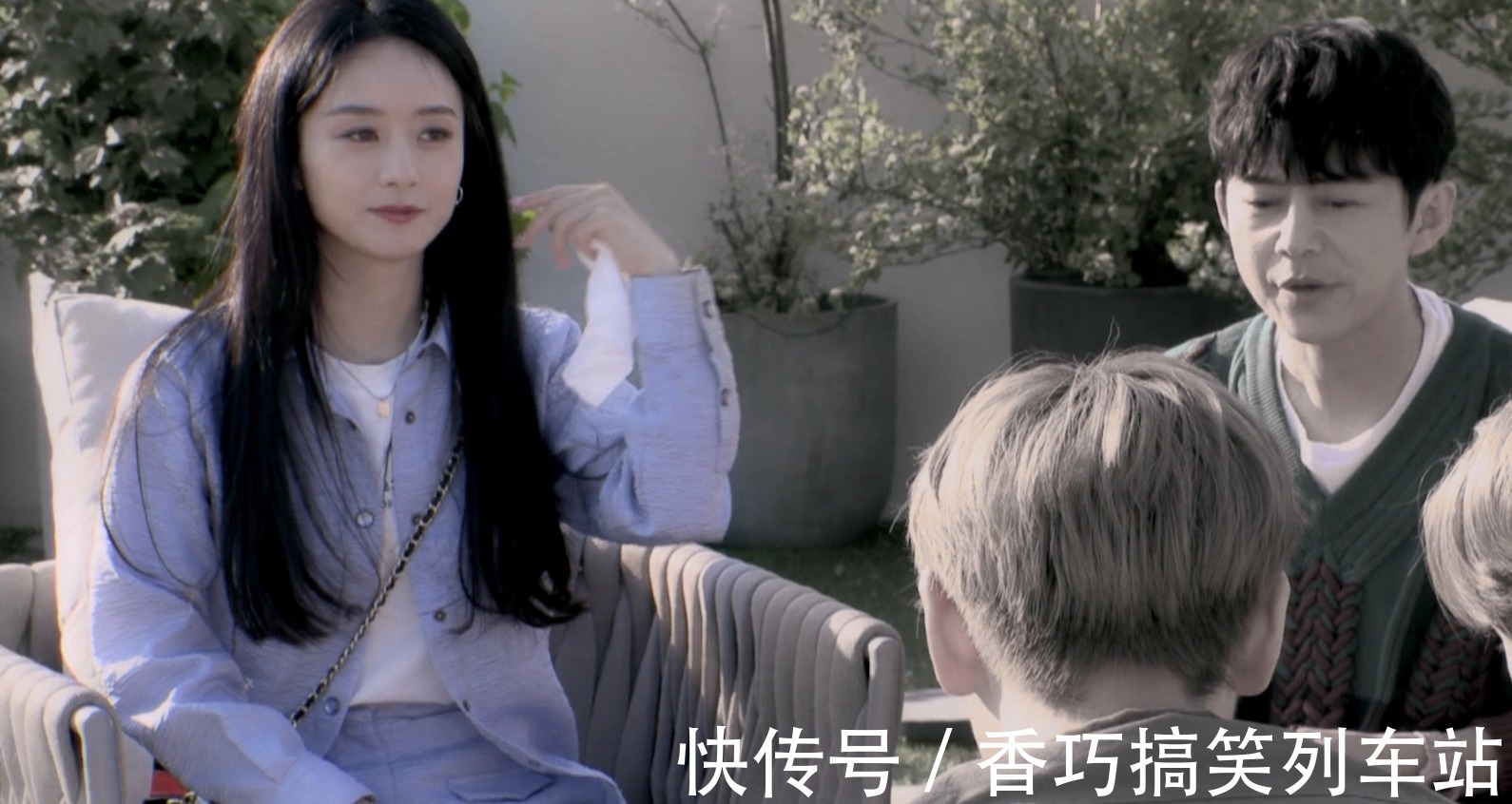 赵丽颖录节目沉默寡言状态差，何炅耿直提醒：麻烦偶尔说几句话