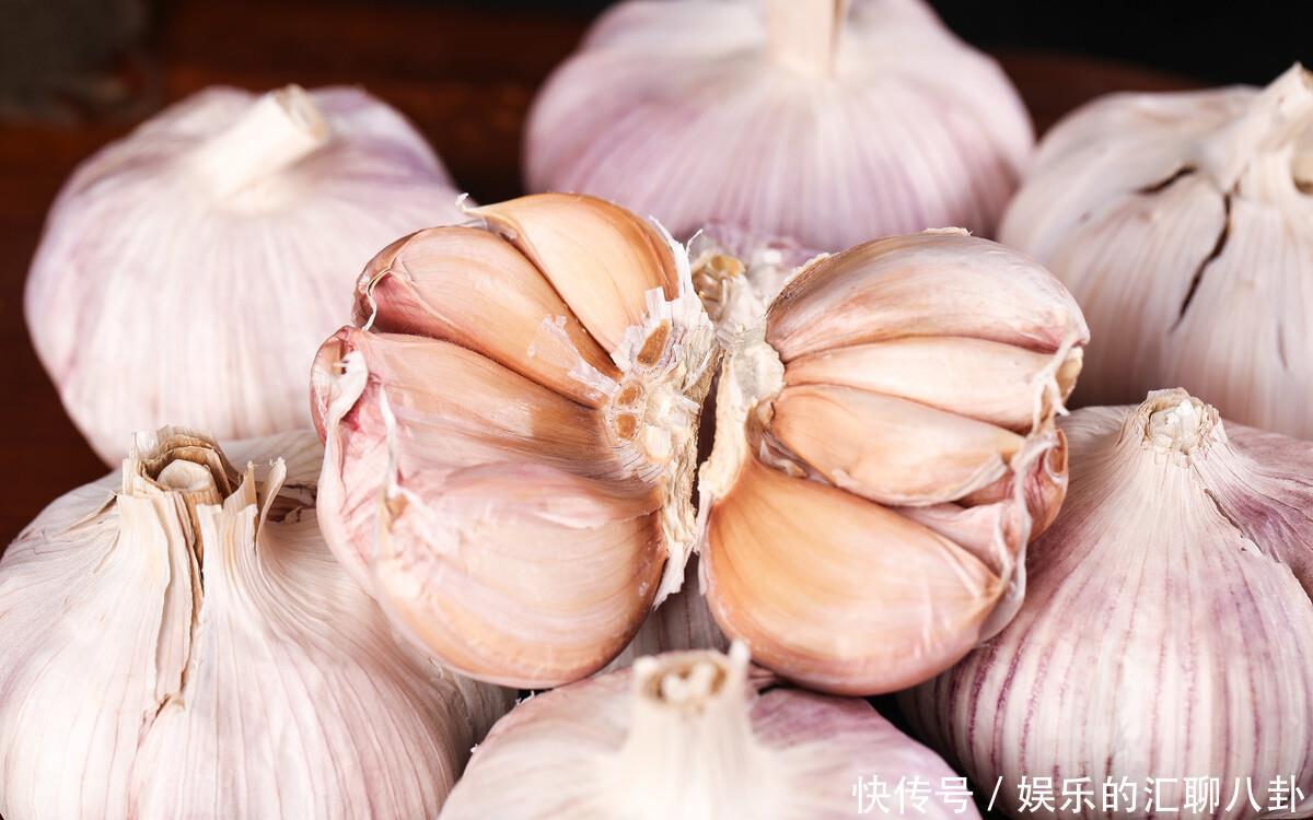保存大蒜别再直接放冰箱，教你一个土方法，放久了照样新鲜不发芽