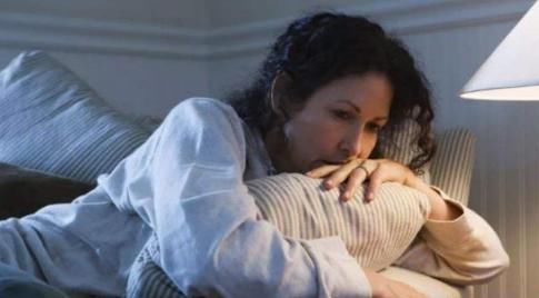 被子|多半女性睡觉喜欢夹被子,这是为什么呢?女性看完尽量别害羞