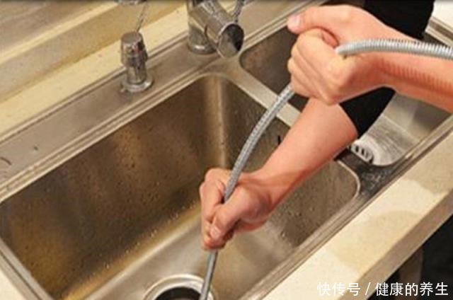 下水道被油污堵住,不用热水冲也能搞定,用这2招,让它顺畅无阻!