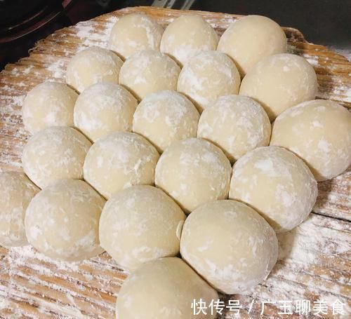 蒸馒头时,别只会加酵母,教你一招,半小时发满盆,香软又蓬松