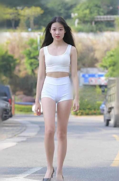 蜂腰 瑜伽裤”美女,气质甜美尽显蜂腰细腿,轻松诠释性感