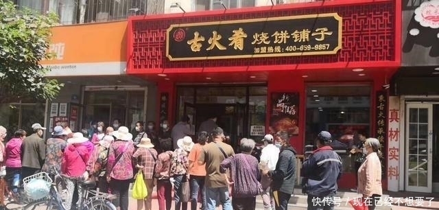 要排队才能吃得上的烧饼,不仅仅是个头大