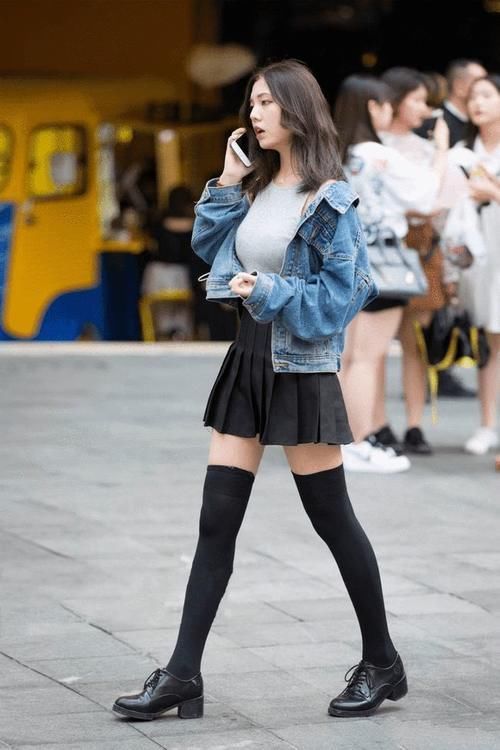 牛仔外套 穿牛仔外套搭配黑色百褶裙的小姐姐,黑色丝袜性感又迷人,好俏皮