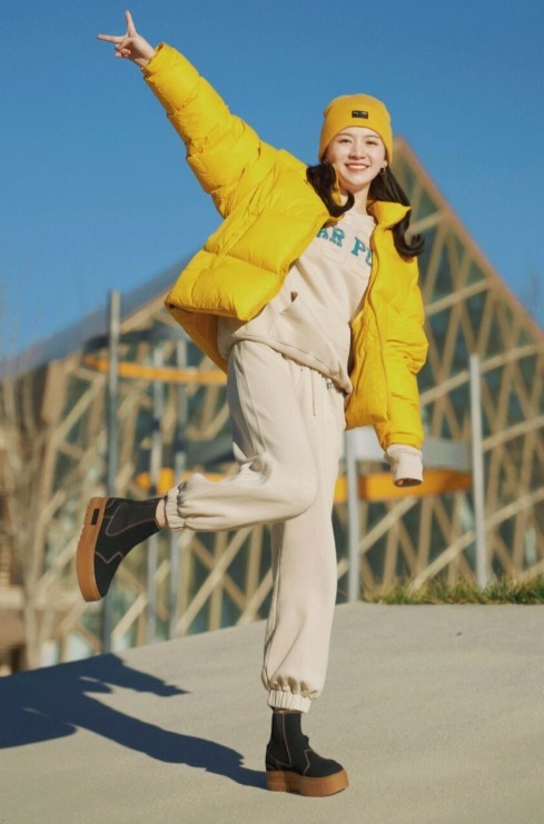 紧身裤|2022年羽绒服怎么穿才洋气?时髦精都在这样搭配,照着穿都很美!