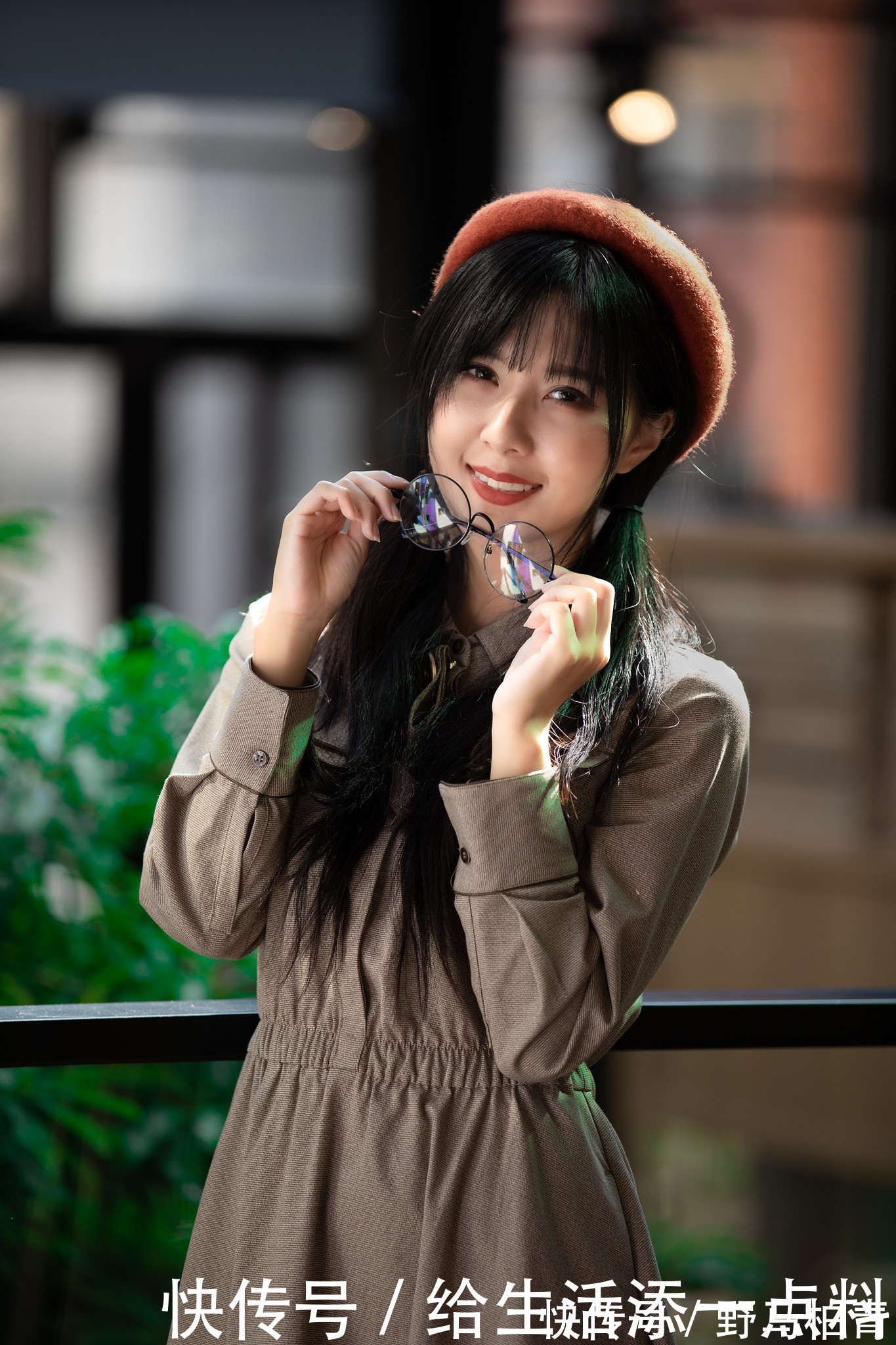 小帽|靓丽美女陈郁晴时尚风衣写真,搭配一款圆顶小帽还有那么一点俏皮