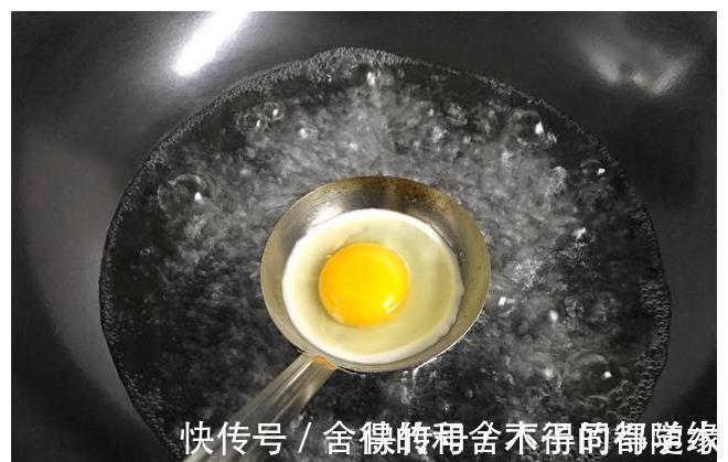 煮荷包蛋时，冷水下锅还是开水下锅？学会这三招，鸡蛋圆嫩不散