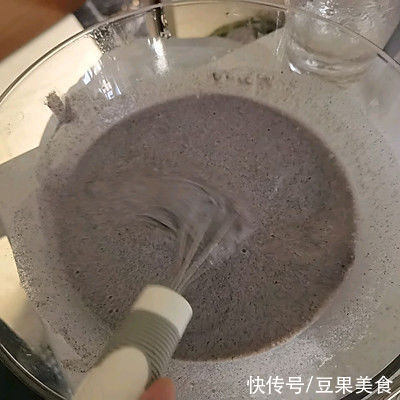 最适合在家吃的减脂:粗粮饼卷菜+肉,美味又健康