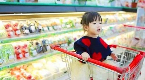 员工|孩子在超市拽了颗樱桃吃，员工大骂没教养，妈妈回应让人佩服值得借鉴