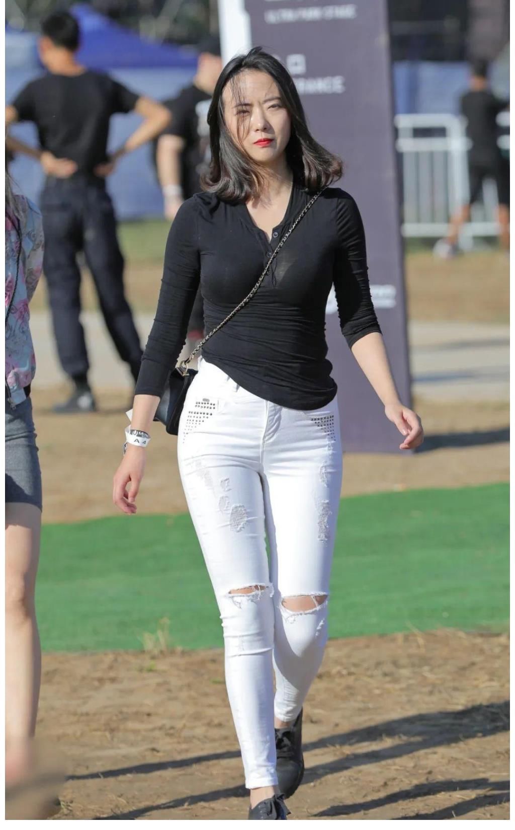 紧身裤 白色紧身裤虽然很挑人,但效果还是很不错