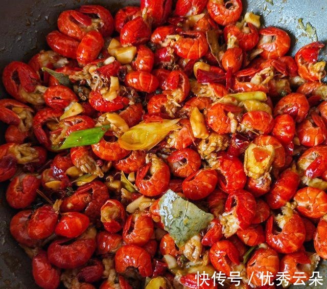 麻辣|芹菜洋葱炒龙虾尾,嘬一口龙虾尾,麻辣鲜香,好吃极啦!