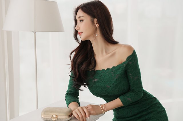 复工咯孙允珠性感依旧，深绿色蕾丝包臀裙配高跟鞋，身材凹凸有致