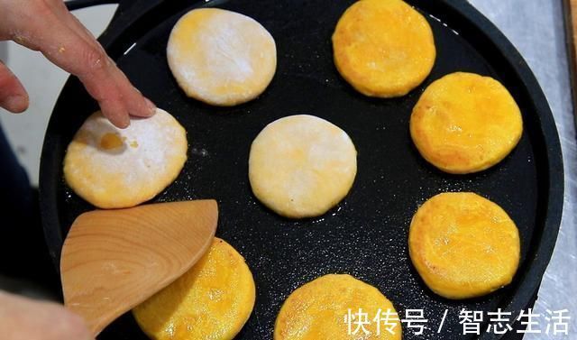 南瓜里打2个鸡蛋，竟然这么好吃教你10分钟快速搞定全家早餐