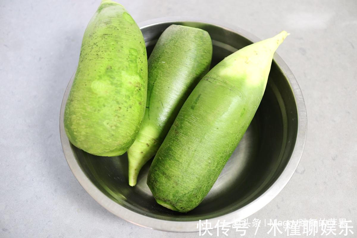 面团|三个萝卜一盆面,蒸出的大包子比肉香,越吃越香!