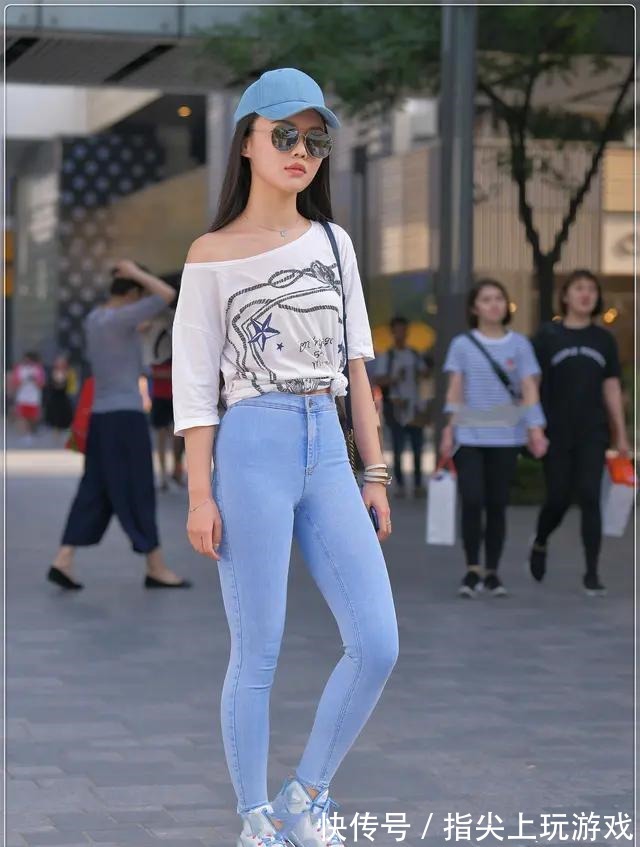 牛仔裤 白色斜肩外套搭配浅蓝色牛仔裤,青春时尚,充满活力!