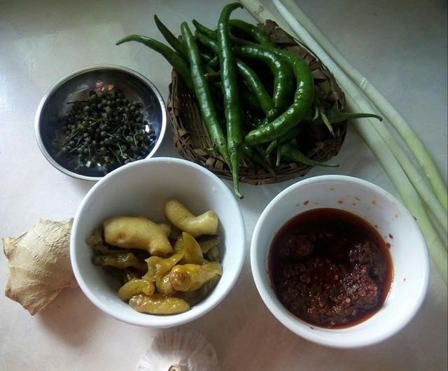 炖鱼时，“两种调料”不能放，否则鱼腥味很大，又难吃