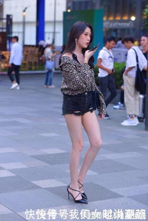 好身材|豹纹元素的露肩长袖上衣，好身材好气质，性感撩人