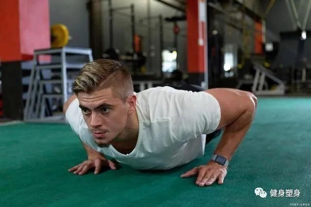 自重|如何从完全做不了俯卧撑到自重达人,你需要跟着这套方法循序渐进